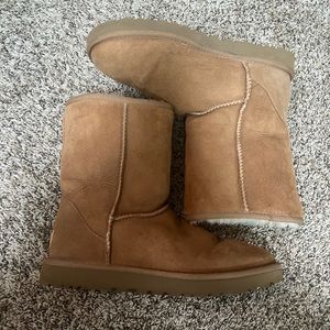 LIKE-NEW UGGS! Short Chestnut, Women’s Size 8.